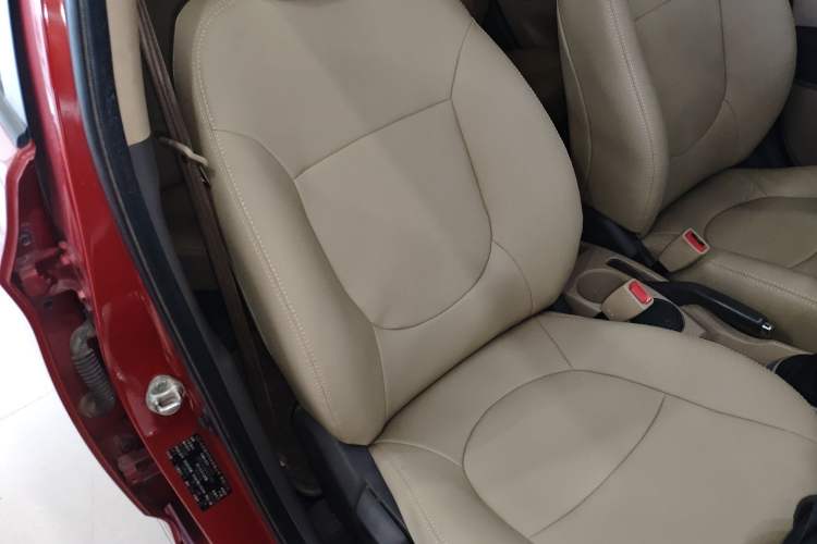 Used Hyundai Verna (older generation) 2010 Sedan 1.4L Manual Comfort GS Right Front Seat