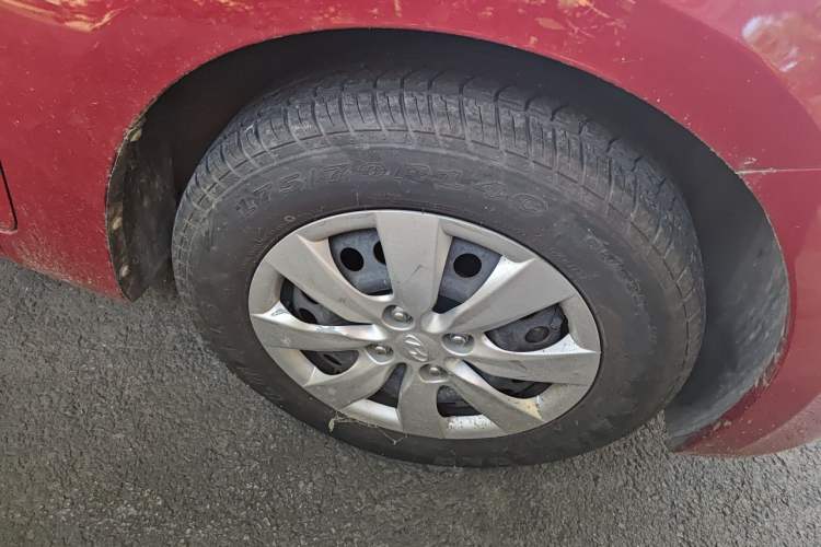 Used Hyundai Verna (older generation) 2010 Sedan 1.4L Manual Comfort GS Right Front Wheel Hub