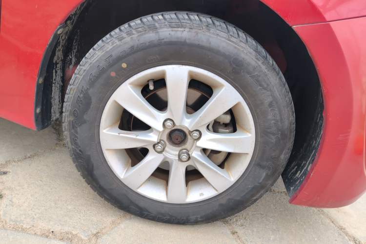 Used Hyundai Verna (older generation) 2010 Sedan 1.4L Manual Comfort GS Right Front Wheel Hub