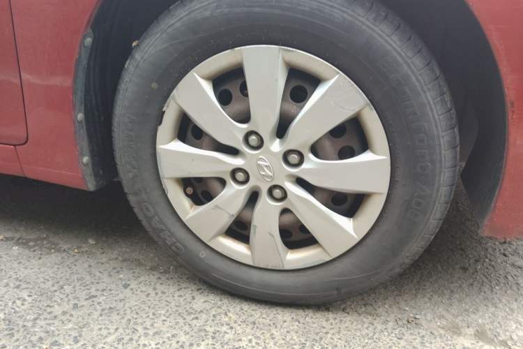 Used Hyundai Verna (older generation) 2010 Sedan 1.4L Manual Comfort GS Right Front Wheel Hub