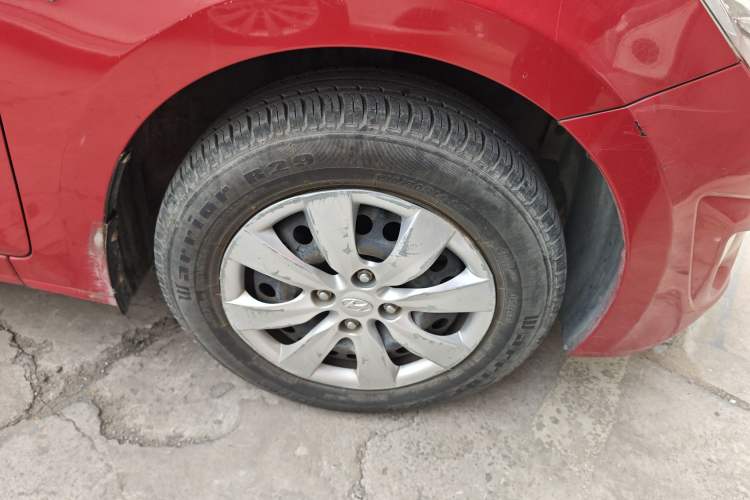 Used Hyundai Verna (older generation) 2010 Sedan 1.4L Automatic Comfort Model GS Right Front Wheel Hub