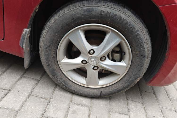 Used Hyundai Verna (older generation) 2010 Sedan 1.4L Automatic BLUE Model Right Front Wheel Hub