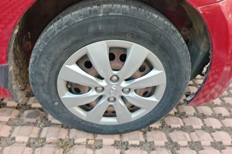Used Hyundai Verna (older generation) 2010 Sedan 1.4L Manual Comfort GS Right Front Wheel Hub