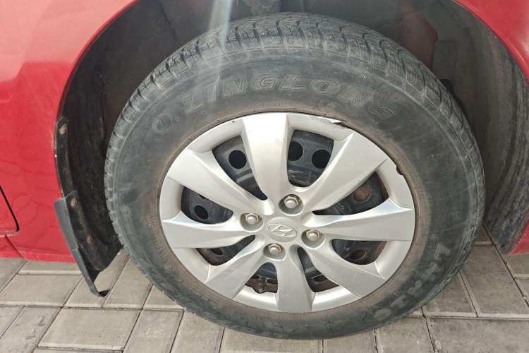 Used Hyundai Verna (older generation) 2010 Sedan 1.4L Manual Comfort GS Right Front Wheel Hub
