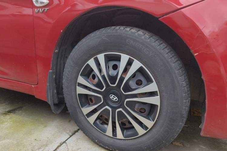Used Hyundai Verna (older generation) 2010 Sedan 1.4L Manual Comfort GS Right Front Wheel Hub