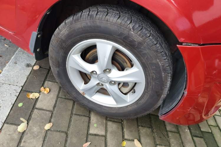 Used Hyundai Verna (older generation) 2010 Sedan 1.4L Automatic Fashionable GT Model Right Front Wheel Hub