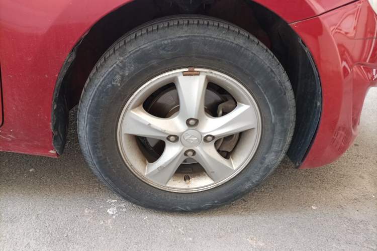 Used Hyundai Verna (older generation) 2010 Sedan 1.4L Automatic Fashionable GT Model Right Front Wheel Hub