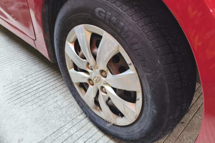 Used Hyundai Verna (older generation) 2010 Sedan 1.4L Manual Comfort GS Right Front Wheel Hub