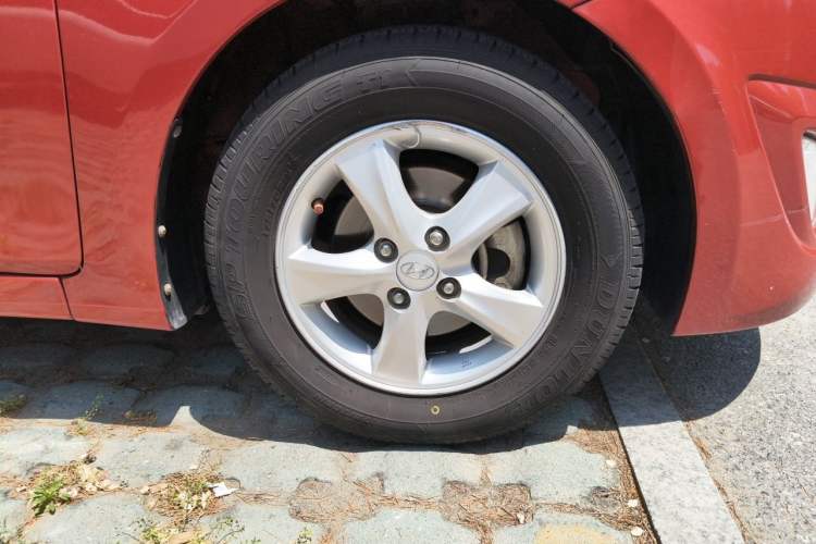 Used Hyundai Verna (older generation) 2010 Sedan 1.4L Automatic Fashionable GT Model Right Front Wheel Hub