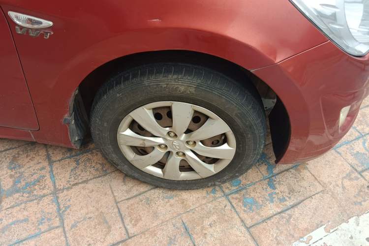 Used Hyundai Verna (older generation) 2010 Sedan 1.4L Manual Comfort GS Right Front Wheel Hub