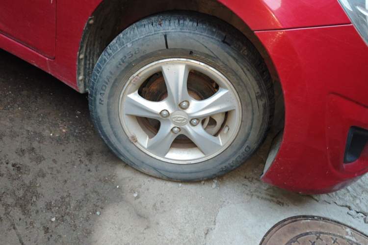 Used Hyundai Verna (older generation) 2010 Sedan 1.4L Manual Standard GL Model Right Front Wheel Hub