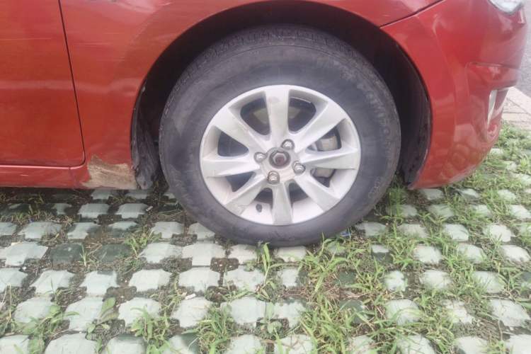 Used Hyundai Verna (older generation) 2010 Sedan 1.4L Manual Comfort GS Right Front Wheel Hub