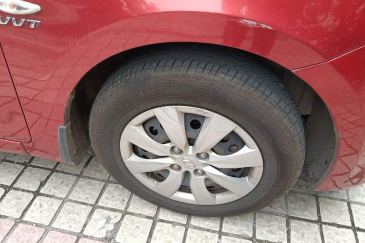 Used Hyundai Verna (older generation) 2010 Sedan 1.4L Automatic Comfort Model GS Right Front Wheel Hub