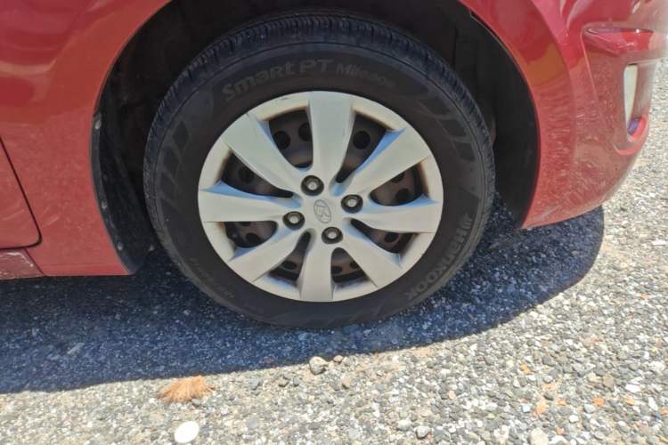 Used Hyundai Verna (older generation) 2010 Sedan 1.4L Automatic Comfort Model GS Right Front Wheel Hub