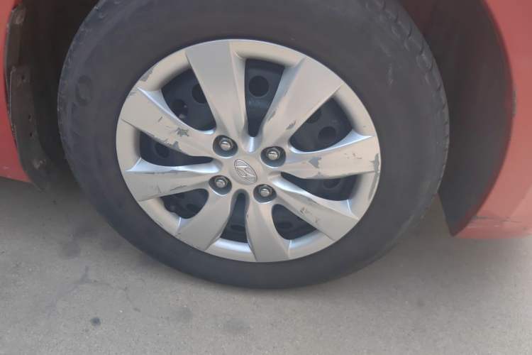 Used Hyundai Verna (older generation) 2010 Sedan 1.4L Manual Comfort GS Right Front Wheel Hub