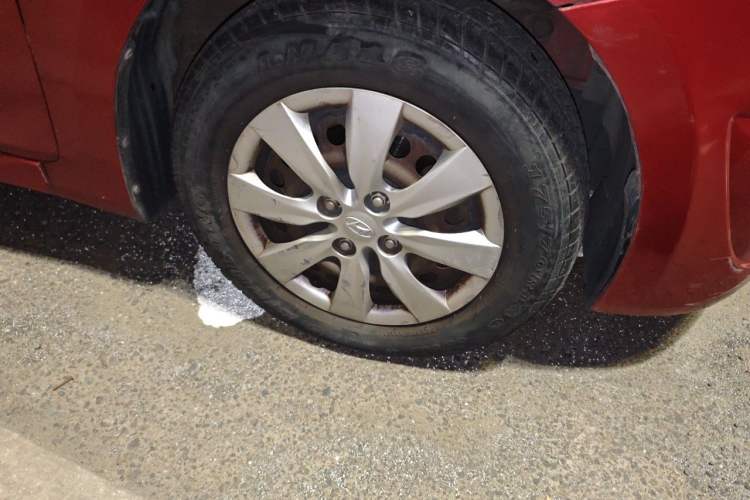 Used Hyundai Verna (older generation) 2010 Sedan 1.4L Automatic Comfort Model GS Right Front Wheel Hub