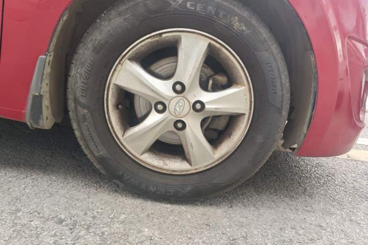 Used Hyundai Verna (older generation) 2010 Sedan 1.4L Automatic Fashionable GT Model Right Front Wheel Hub