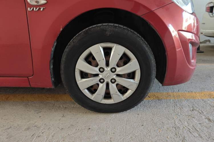 Used Hyundai Verna (older generation) 2010 Sedan 1.4L Manual Comfort GS Right Front Wheel Hub