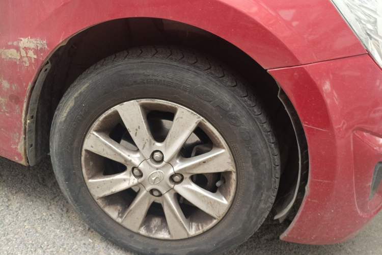 Used Hyundai Verna (older generation) 2010 Sedan 1.4L Manual Standard GL Model Right Front Wheel Hub