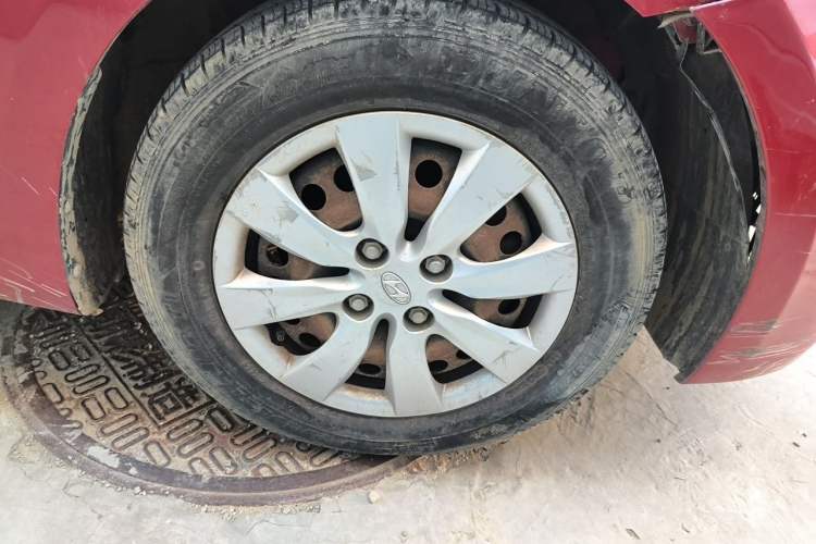 Used Hyundai Verna (older generation) 2010 Sedan 1.4L Automatic Comfort Model GS Right Front Wheel Hub
