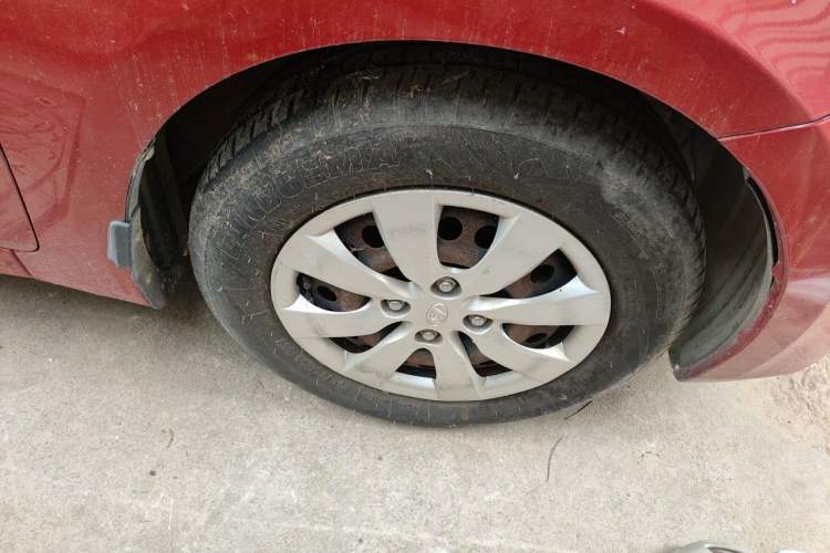 Used Hyundai Verna (older generation) 2010 Sedan 1.4L Automatic Comfort Model GS Right Front Wheel Hub