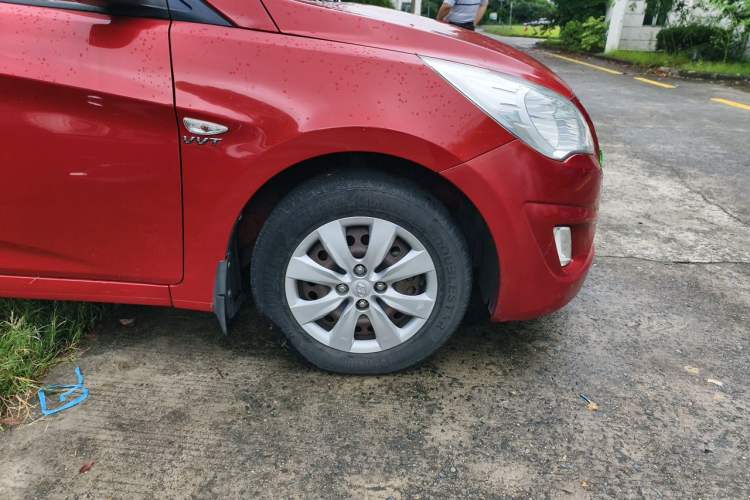 Used Hyundai Verna (older generation) 2010 Sedan 1.4L Manual Comfort GS Right Front Wheel Hub