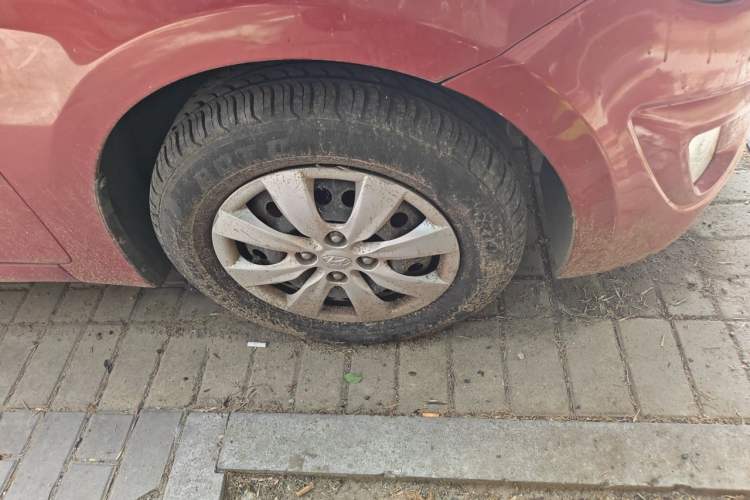 Used Hyundai Verna (older generation) 2010 Sedan 1.4L Manual Comfort GS Right Front Wheel Hub