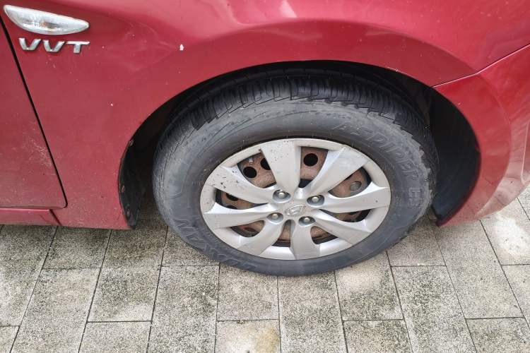 Used Hyundai Verna (older generation) 2010 Sedan 1.4L Automatic Comfort Model GS Right Front Wheel Hub