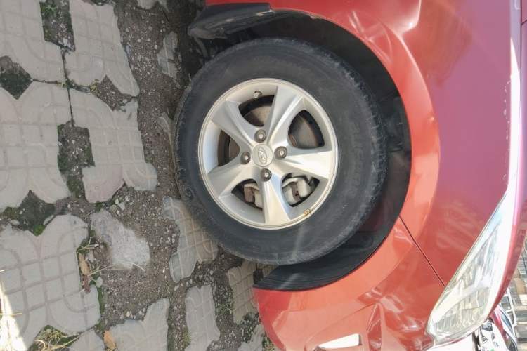 Used Hyundai Verna (older generation) 2010 Sedan 1.4L Automatic Fashionable GT Model Right Front Wheel Hub