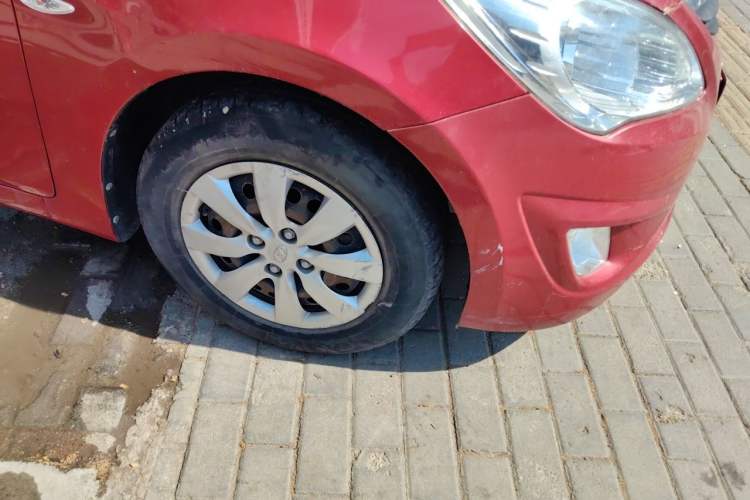 Used Hyundai Verna (older generation) 2010 Sedan 1.4L Manual Comfort GS Right Front Wheel Hub