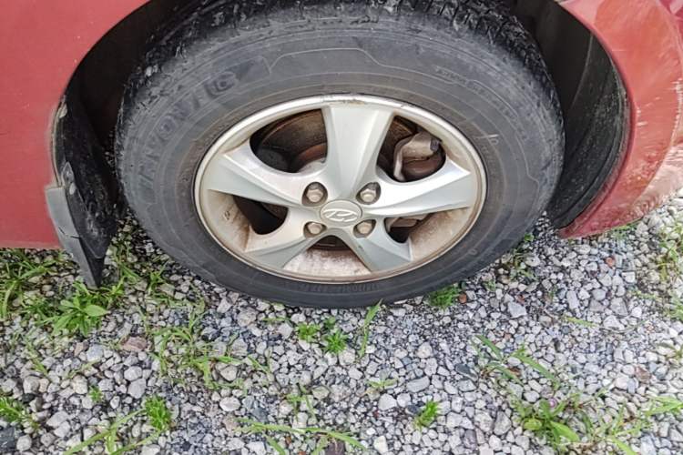 Used Hyundai Verna (older generation) 2010 Sedan 1.4L Manual Comfort GS Right Front Wheel Hub