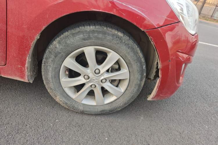 Used Hyundai Verna (older generation) 2010 Sedan 1.4L Manual Standard GL Model Right Front Wheel Hub