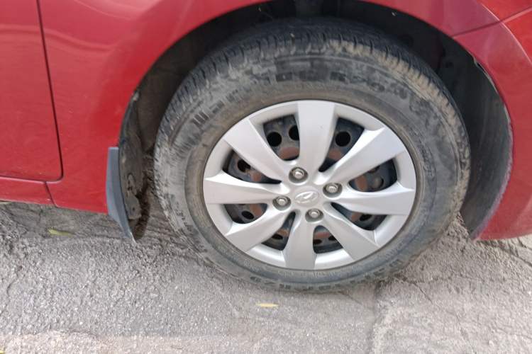 Used Hyundai Verna (older generation) 2010 Sedan 1.4L Manual Comfort GS Right Front Wheel Hub