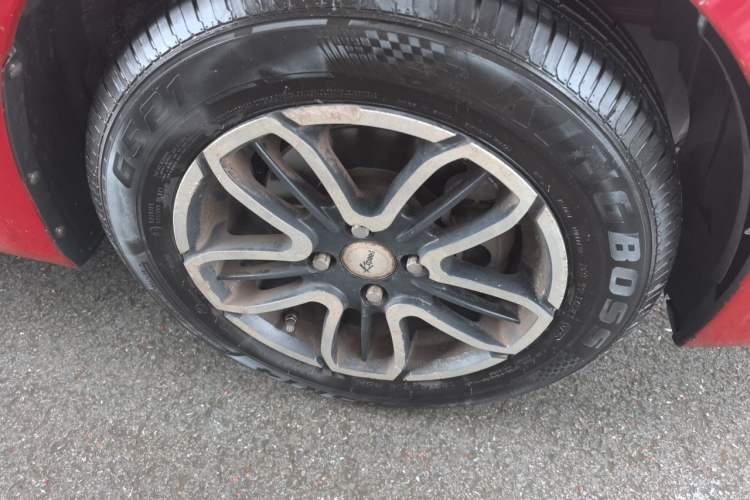 Used Hyundai Verna (older generation) 2010 Sedan 1.4L Manual Comfort GS Right Front Wheel Hub