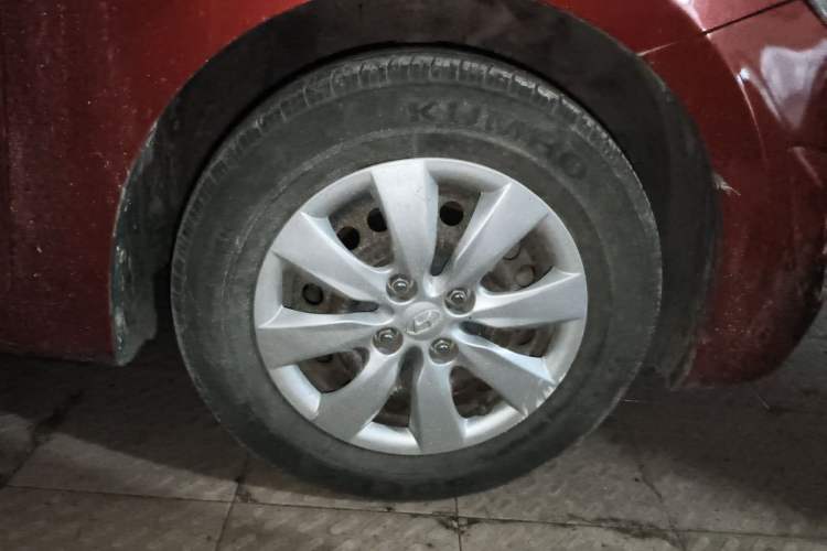 Used Hyundai Verna (older generation) 2010 Sedan 1.4L Manual Comfort GS Right Front Wheel Hub