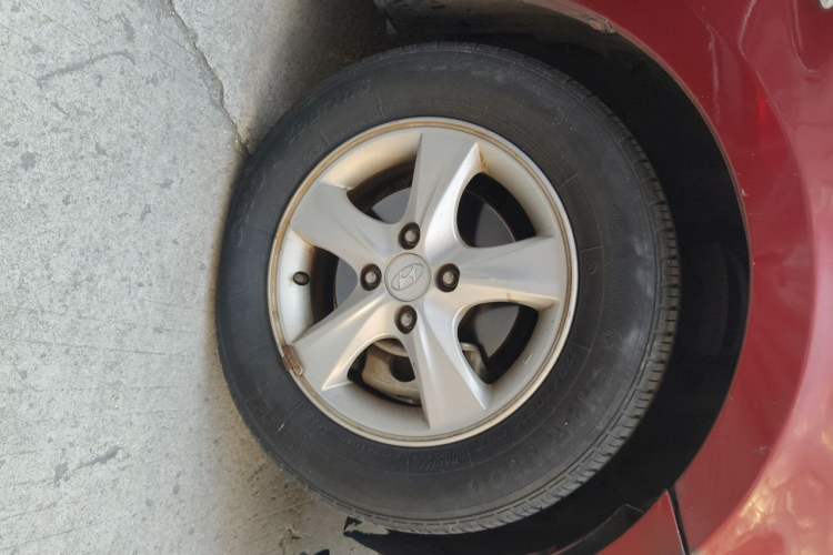 Used Hyundai Verna (older generation) 2010 Sedan 1.4L Automatic Fashionable GT Model Right Front Wheel Hub