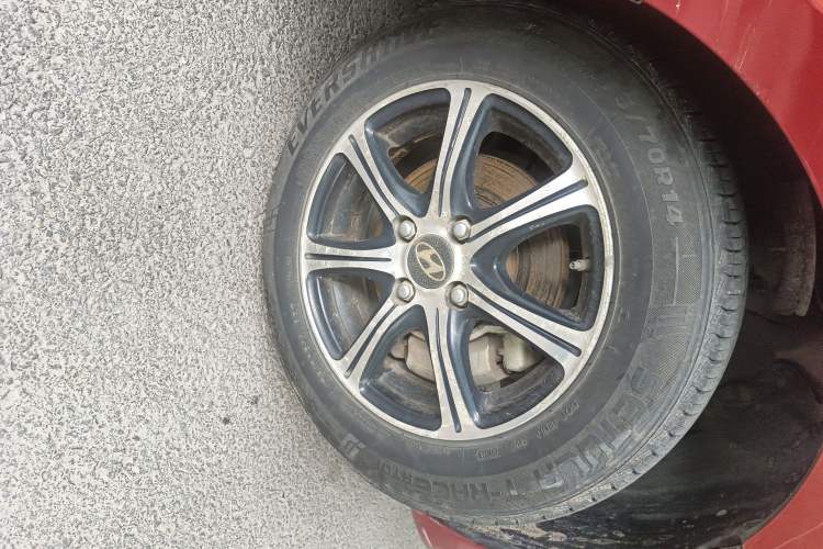 Used Hyundai Verna (older generation) 2010 Sedan 1.4L Manual Standard GL Model Right Front Wheel Hub