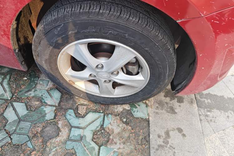 Used Hyundai Verna (older generation) 2010 Sedan 1.4L Automatic Fashionable GT Model Right Front Wheel Hub