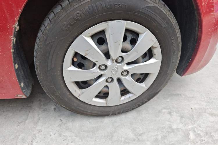Used Hyundai Verna (older generation) 2010 Sedan 1.4L Manual Comfort GS Right Front Wheel Hub