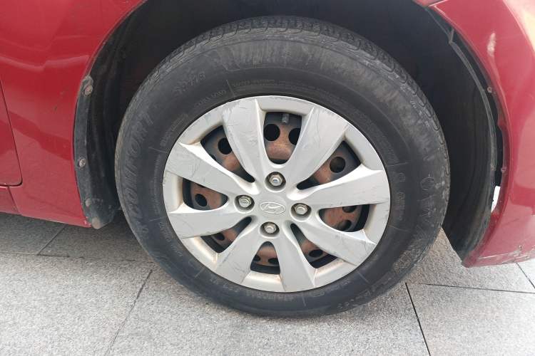Used Hyundai Verna (older generation) 2010 Sedan 1.4L Manual Comfort GS Right Front Wheel Hub