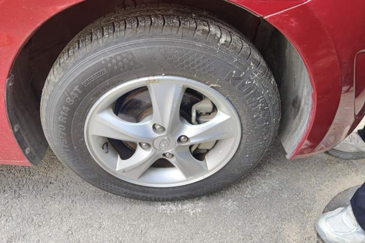 Used Hyundai Verna (older generation) 2010 Sedan 1.4L Automatic Fashionable GT Model Right Front Wheel Hub