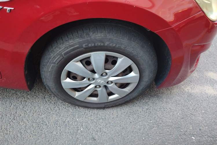 Used Hyundai Verna (older generation) 2010 Sedan 1.4L Manual Comfort GS Right Front Wheel Hub