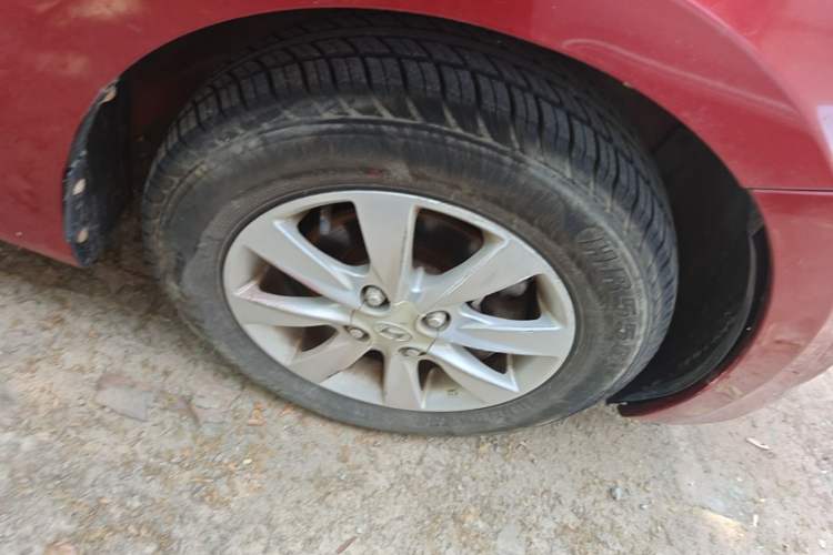 Used Hyundai Verna (older generation) 2010 Sedan 1.4L Manual Standard GL Model Right Front Wheel Hub
