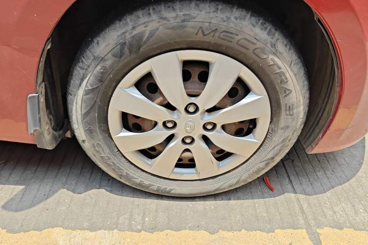 Used Hyundai Verna (older generation) 2010 Sedan 1.4L Automatic Comfort Model GS Right Front Wheel Hub