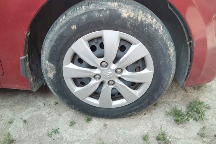 Used Hyundai Verna (older generation) 2010 Sedan 1.4L Manual Comfort GS Right Front Wheel Hub