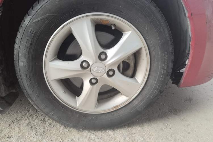 Used Hyundai Verna (older generation) 2010 Sedan 1.4L Automatic Fashionable GT Model Right Front Wheel Hub