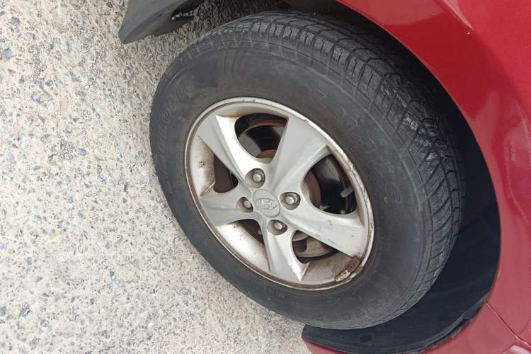 Used Hyundai Verna (older generation) 2010 Sedan 1.4L Automatic Fashionable GT Model Right Front Wheel Hub