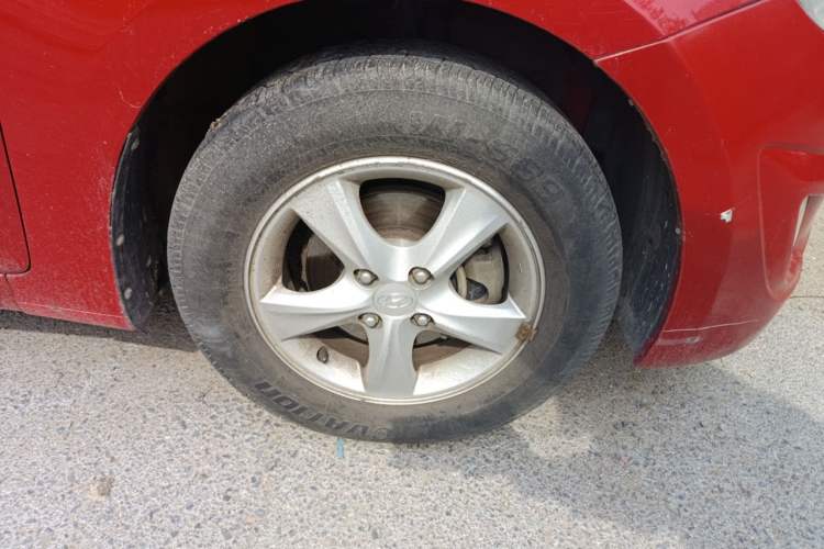 Used Hyundai Verna (older generation) 2010 Sedan 1.4L Automatic Fashionable GT Model Right Front Wheel Hub