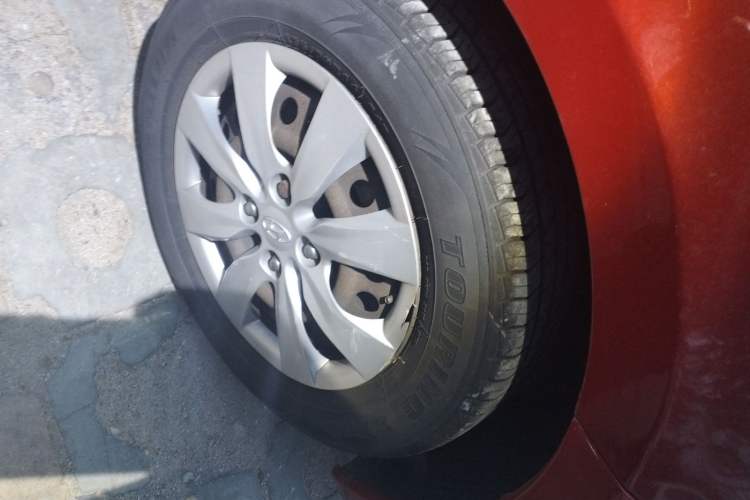 Used Hyundai Verna (older generation) 2010 Sedan 1.4L Manual Comfort GS Right Front Wheel Hub