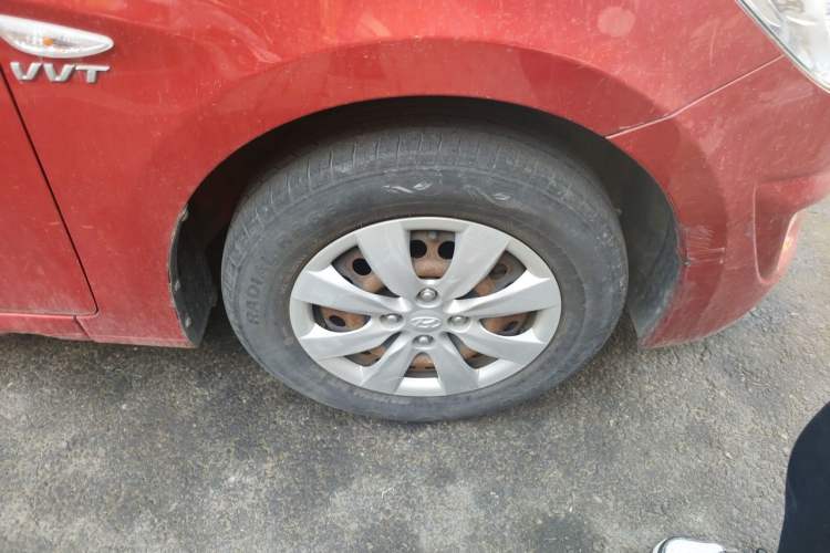 Used Hyundai Verna (older generation) 2010 Sedan 1.4L Manual Comfort GS Right Front Wheel Hub